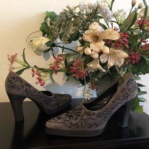 Designer “Stephanie Keilen” suede pumps